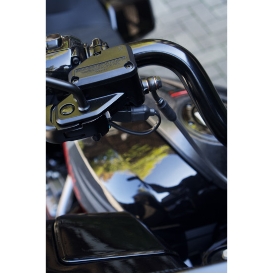 Harley-Davidson CVO Road Glide ST 2025 “Hot Lap” — карбонові деталі та титановий вихлоп Screamin’ Eagle