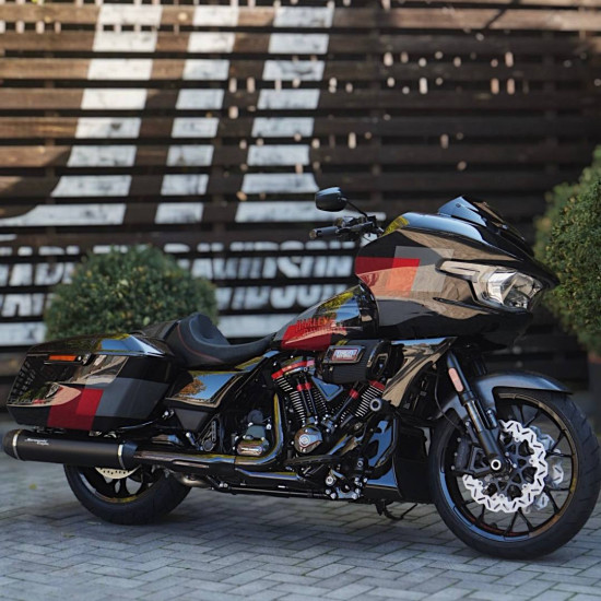 Harley-Davidson CVO Road Glide ST 2025 “Hot Lap” — карбонові деталі та титановий вихлоп Screamin’ Eagle