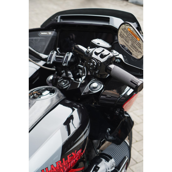 Harley-Davidson CVO Road Glide ST 2025 “Hot Lap” — карбонові деталі та титановий вихлоп Screamin’ Eagle